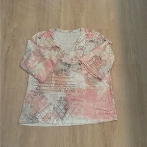 Three-quarter sleeve V-neck top brand new without tags